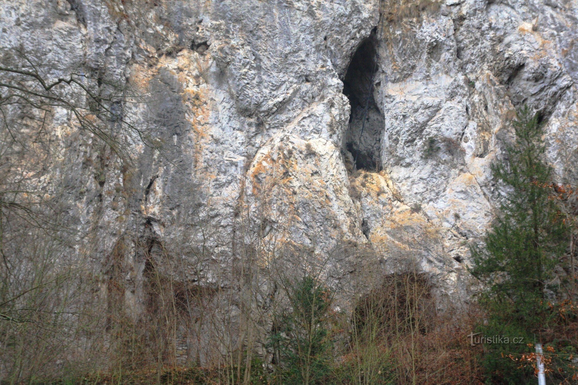 Die Wand über den Punkevni-Höhlen