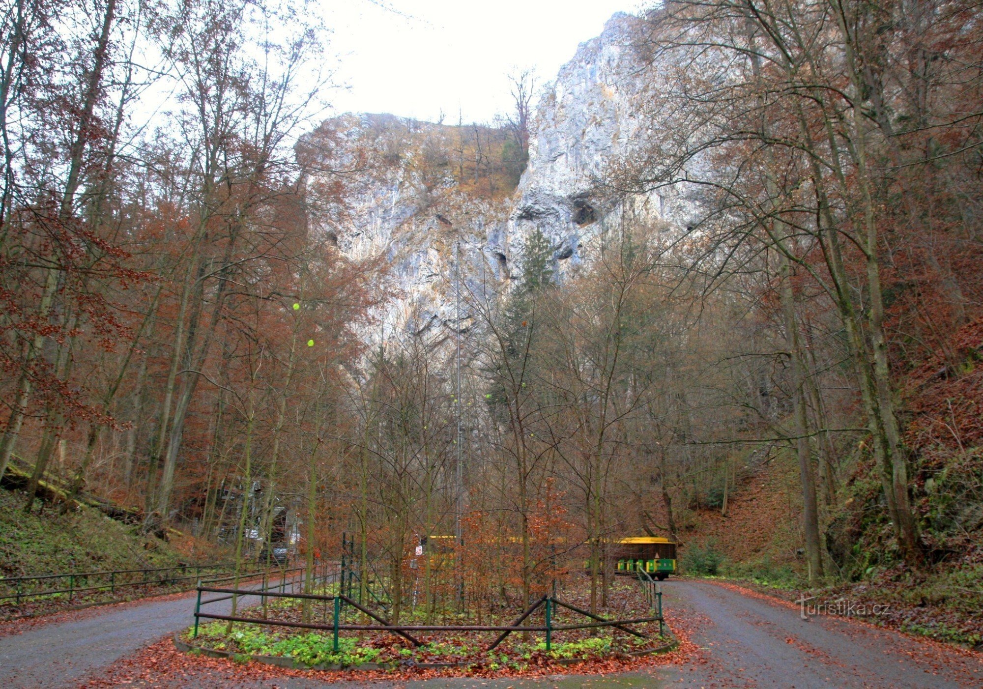 Mur de Zobanů et Rorejsů depuis l'ancien parking