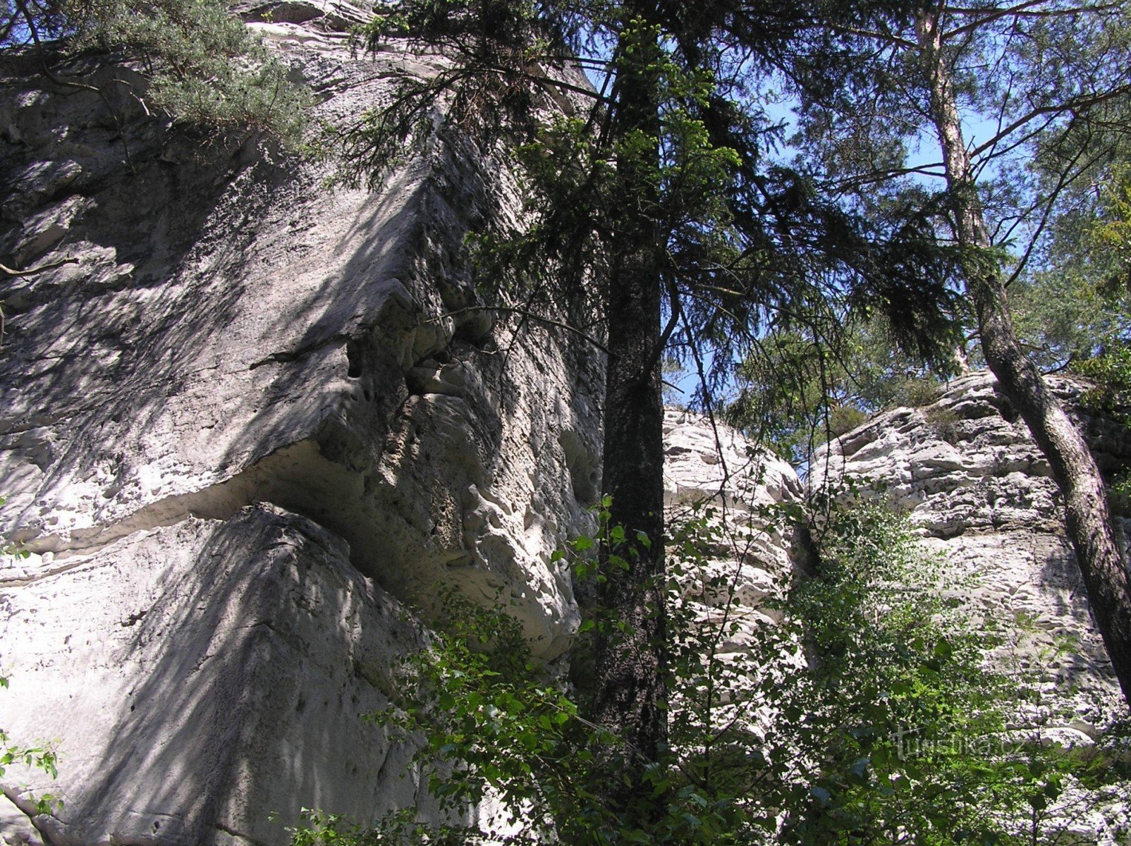 zidine Vražje ruke s plavog turističkog znaka ispod vidikovca Janová