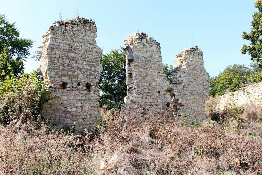 Những bức tường ở phía tây của lâu đài