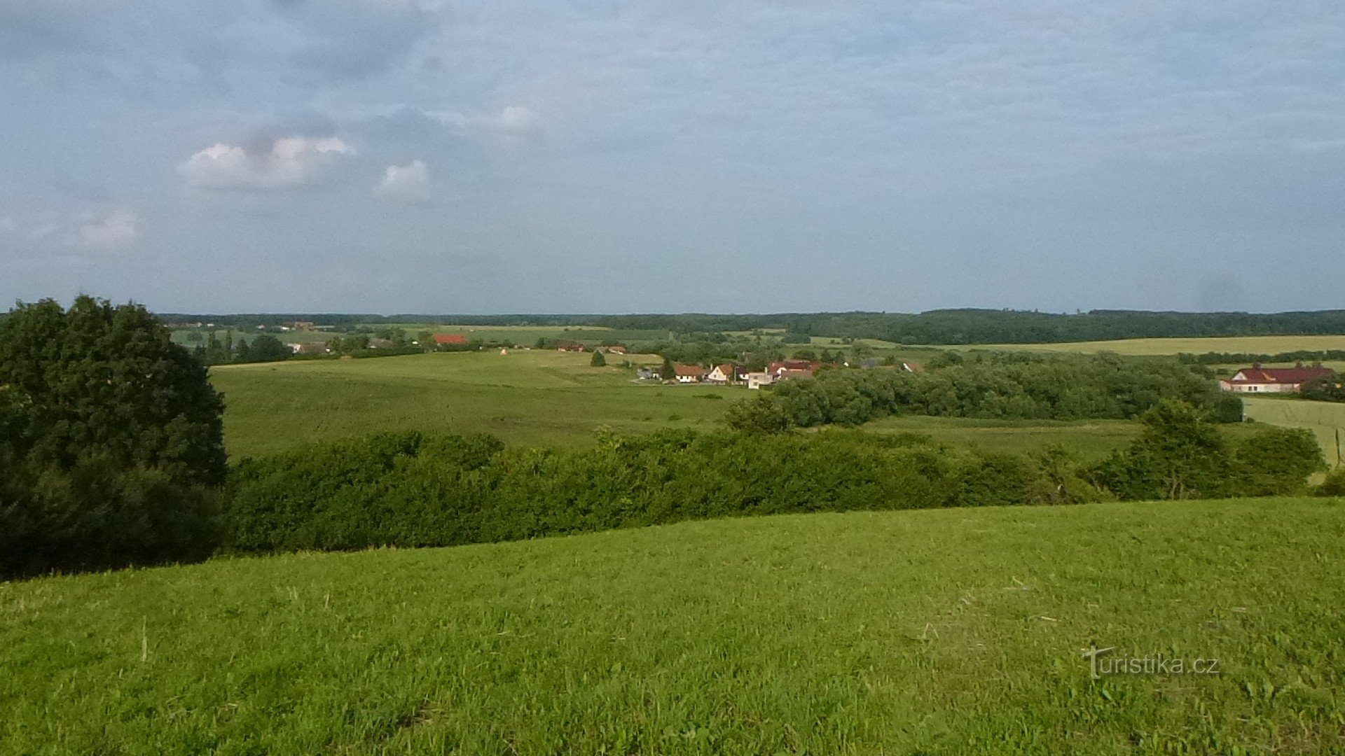 Nous avons Štěpánov dans la paume de nos mains, à l'horizon au-dessus du village je peux distinguer les bâtiments de Horecký d