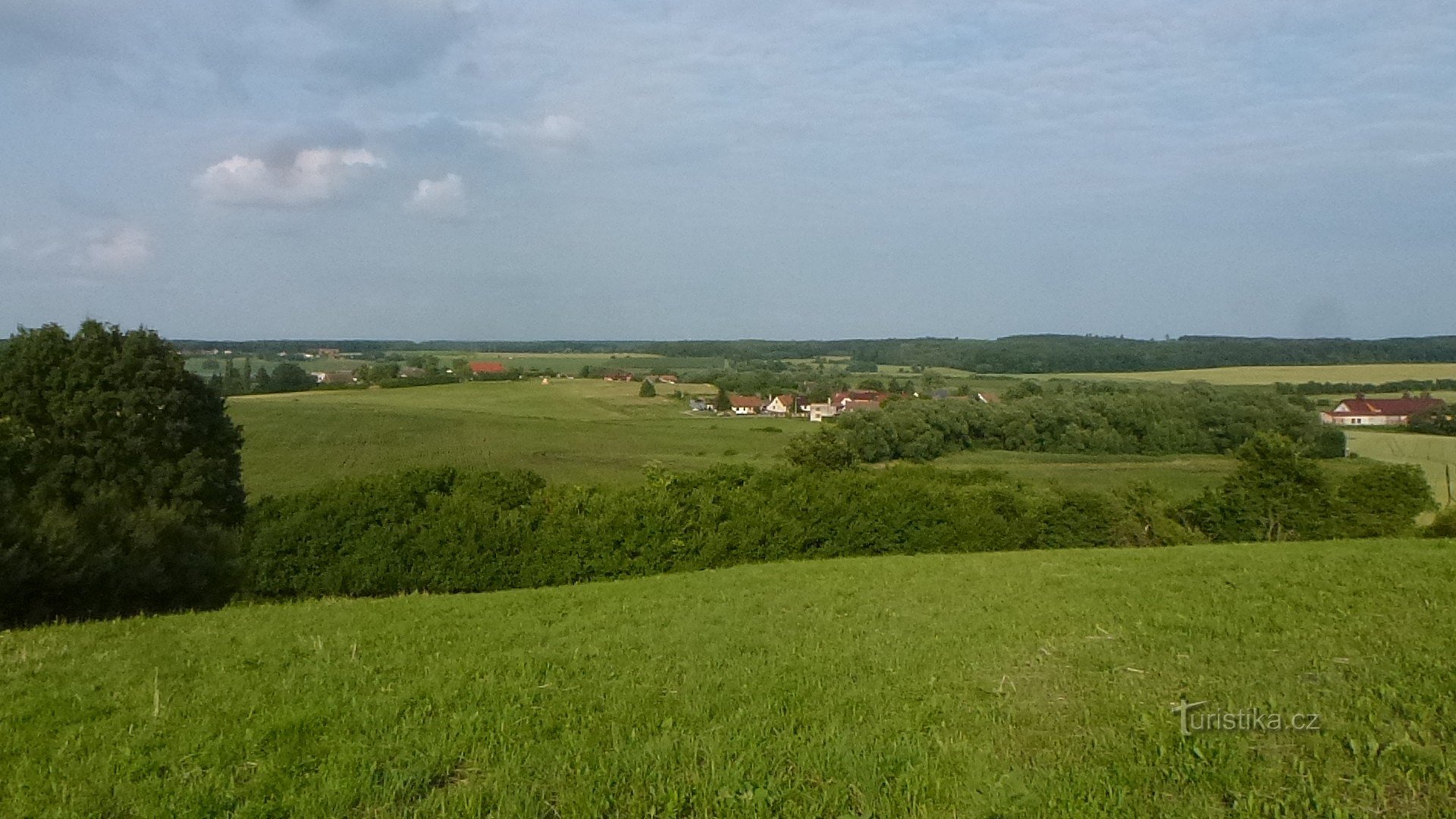 Îl avem pe Štěpánov în palmă, la orizont deasupra satului, pot distinge clădirile din Horecký d.