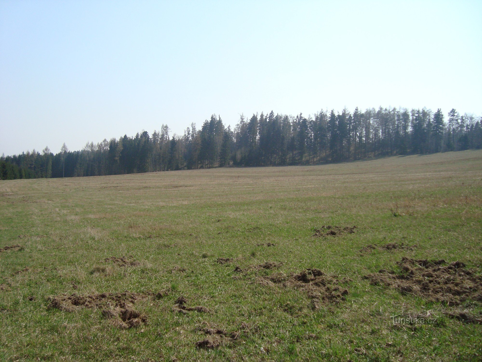 Šternek-skalnatý hřeben se zbytky hradu od můstku u silnice do Opavy-Foto:Ulrych Mir.