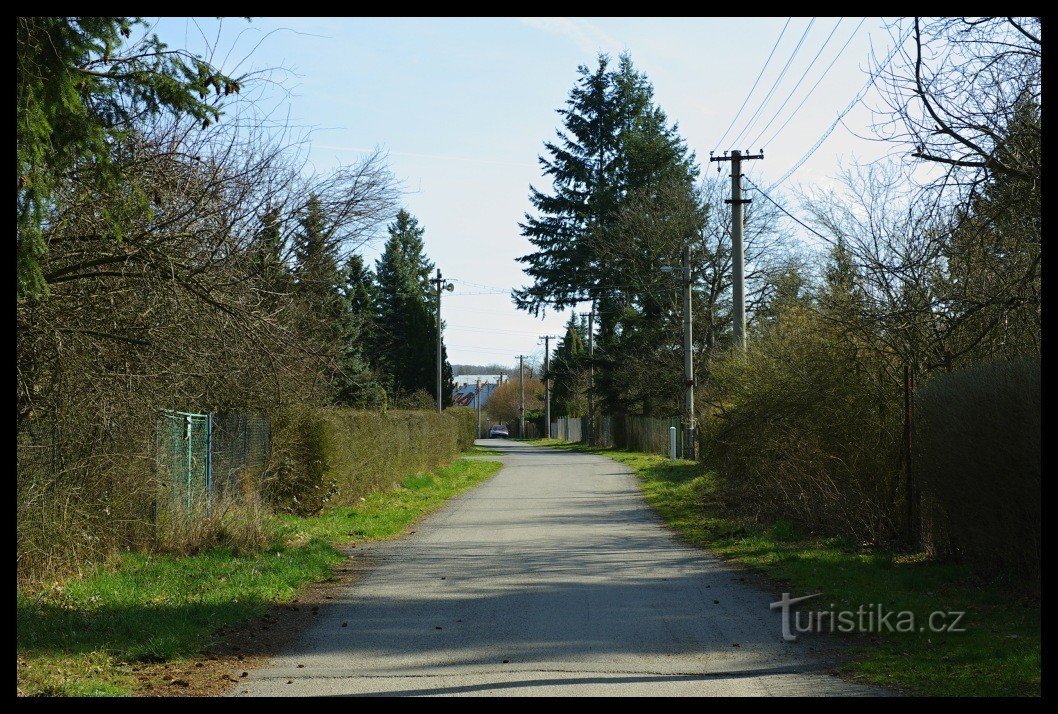 Le sentier traverse d'abord un quartier résidentiel et de chalets