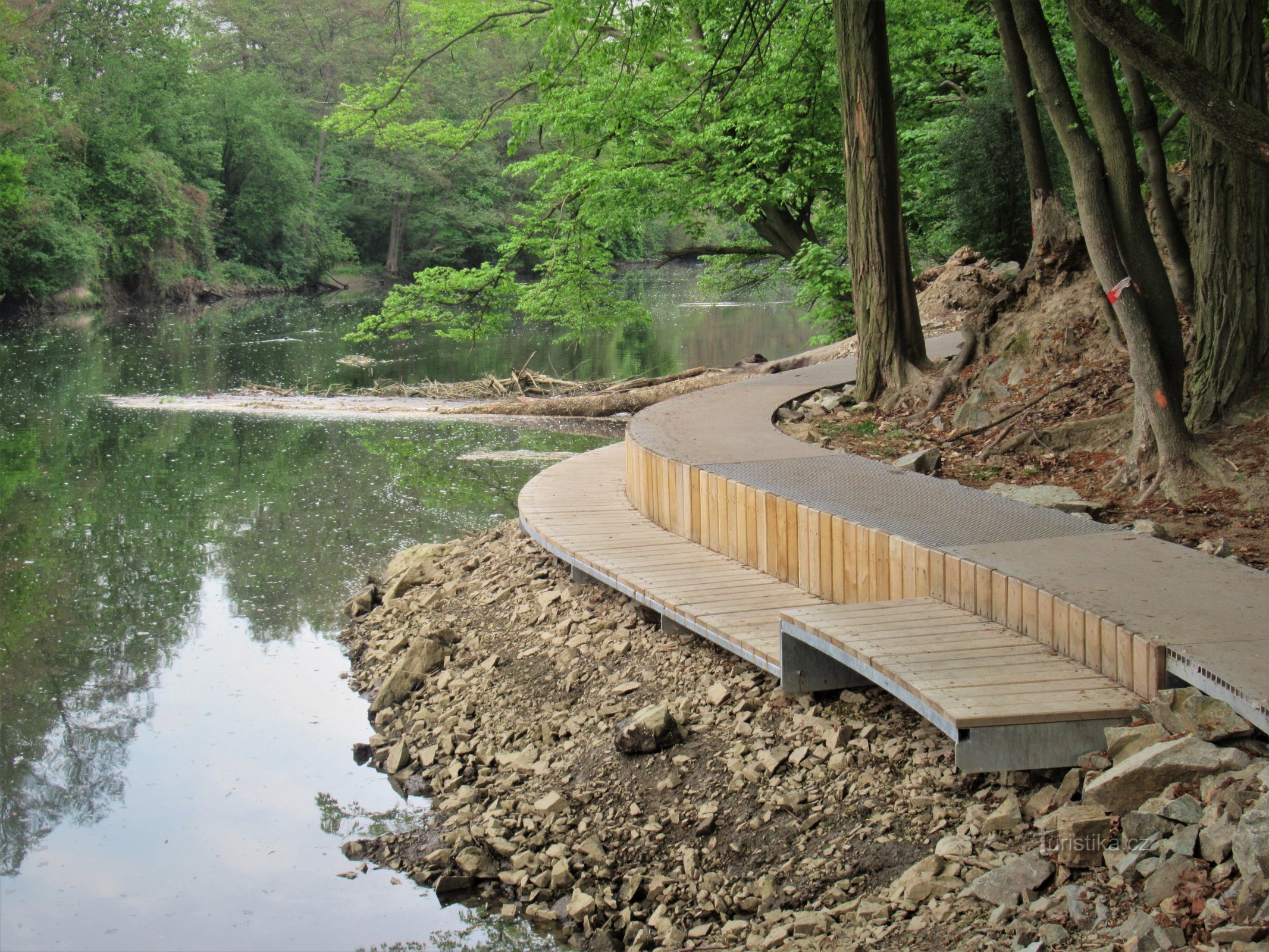 The path also fulfills the function of sitting by the river