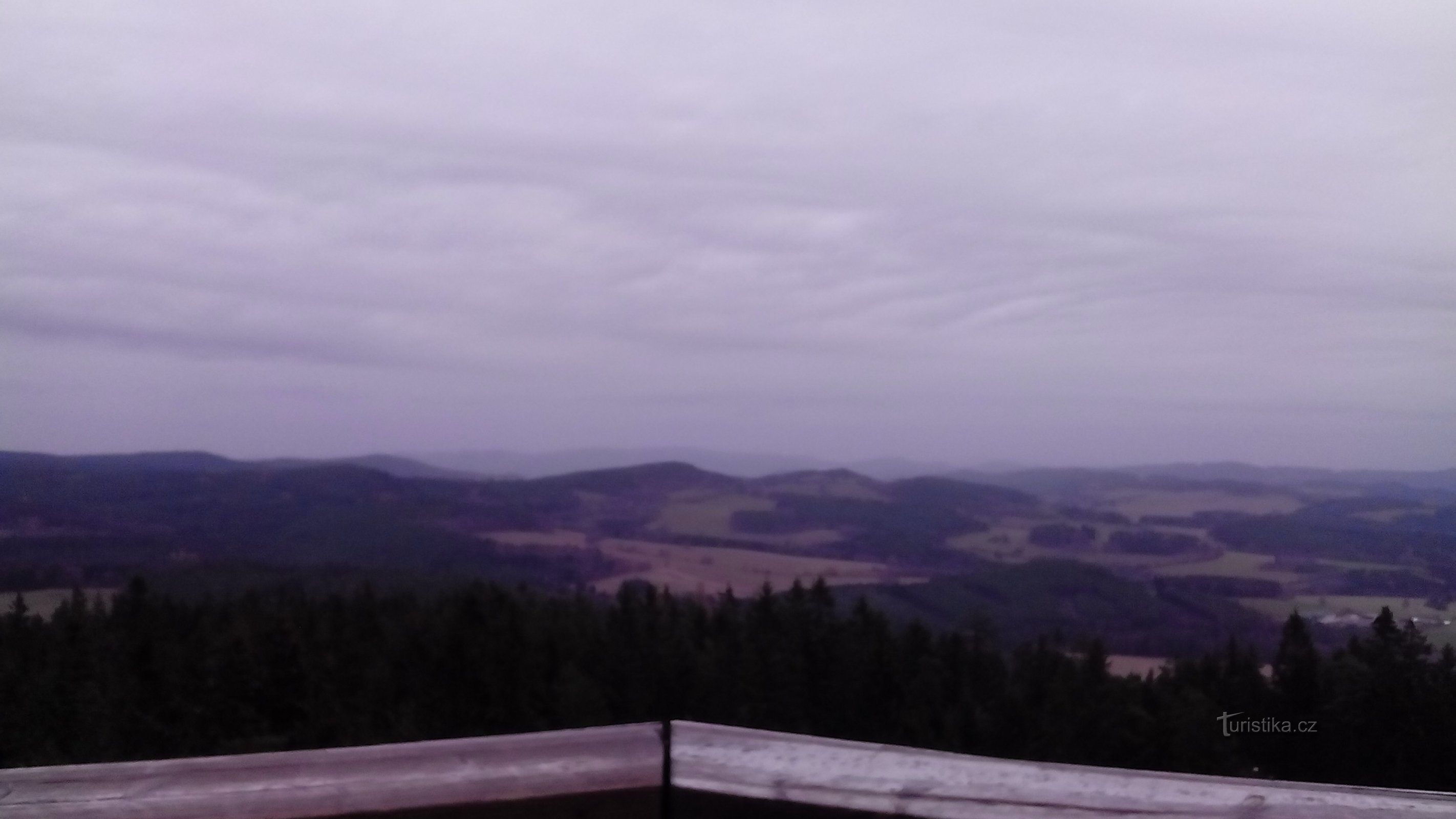 Um caminho nas copas das árvores de Šumava