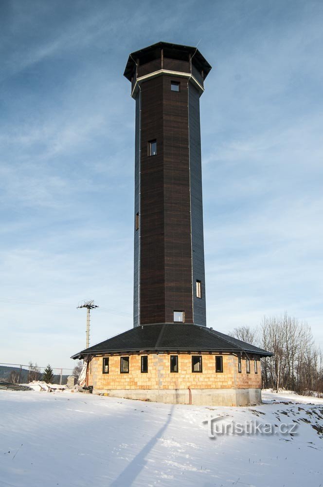 Ein schlanker Aussichtsturm vor der Fertigstellung