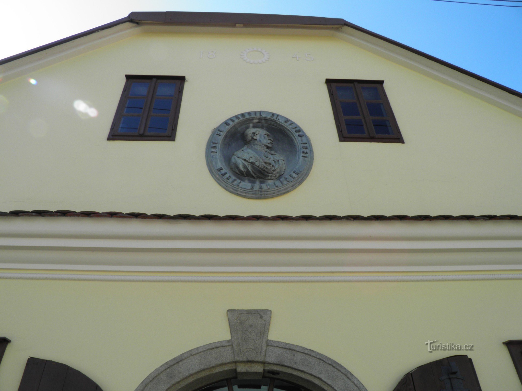 El escudo de la casa natal con una placa conmemorativa.
