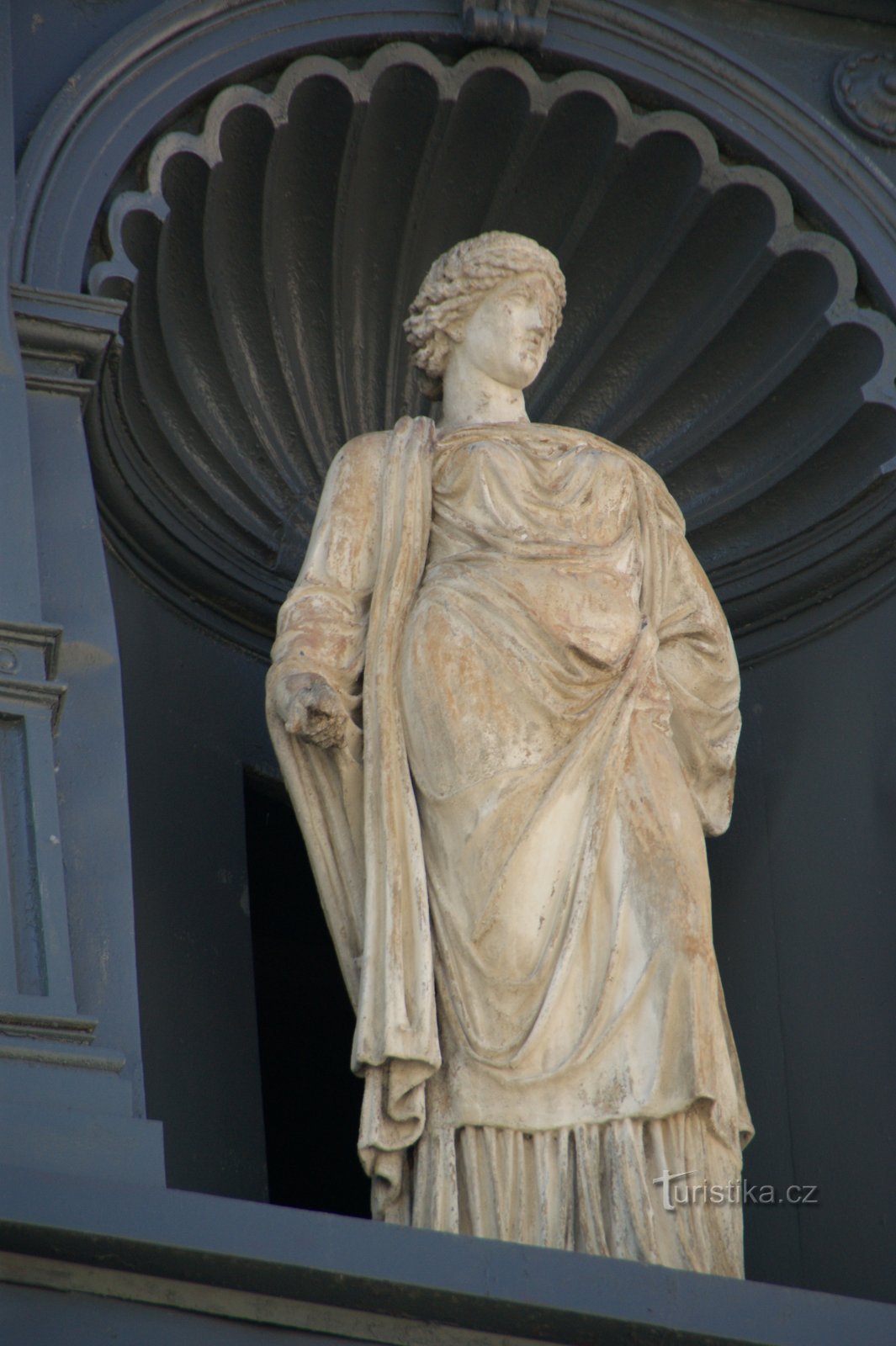 gabled pseudo-antique statue
