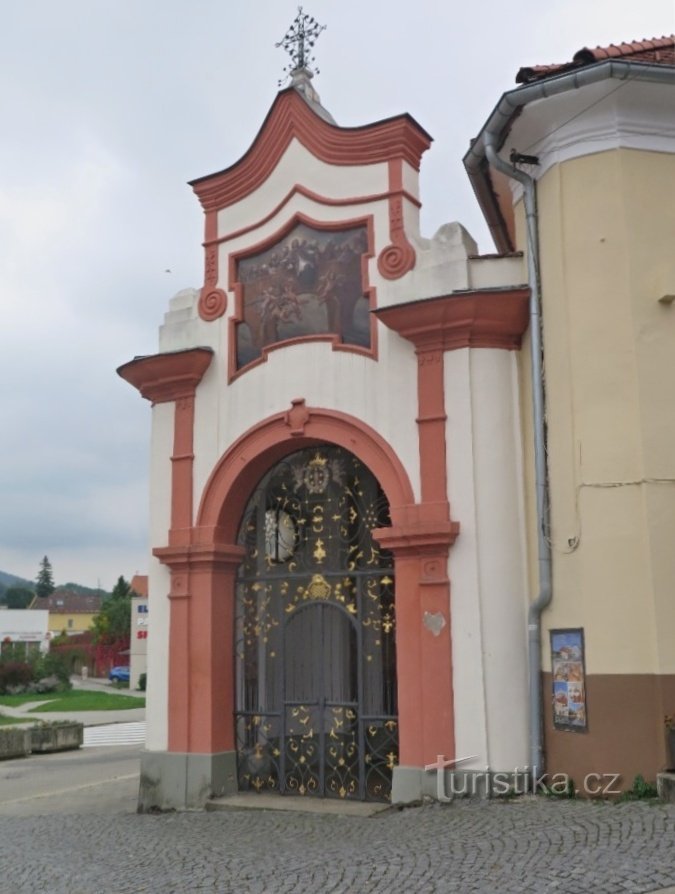 Giebelfassade der Kapelle