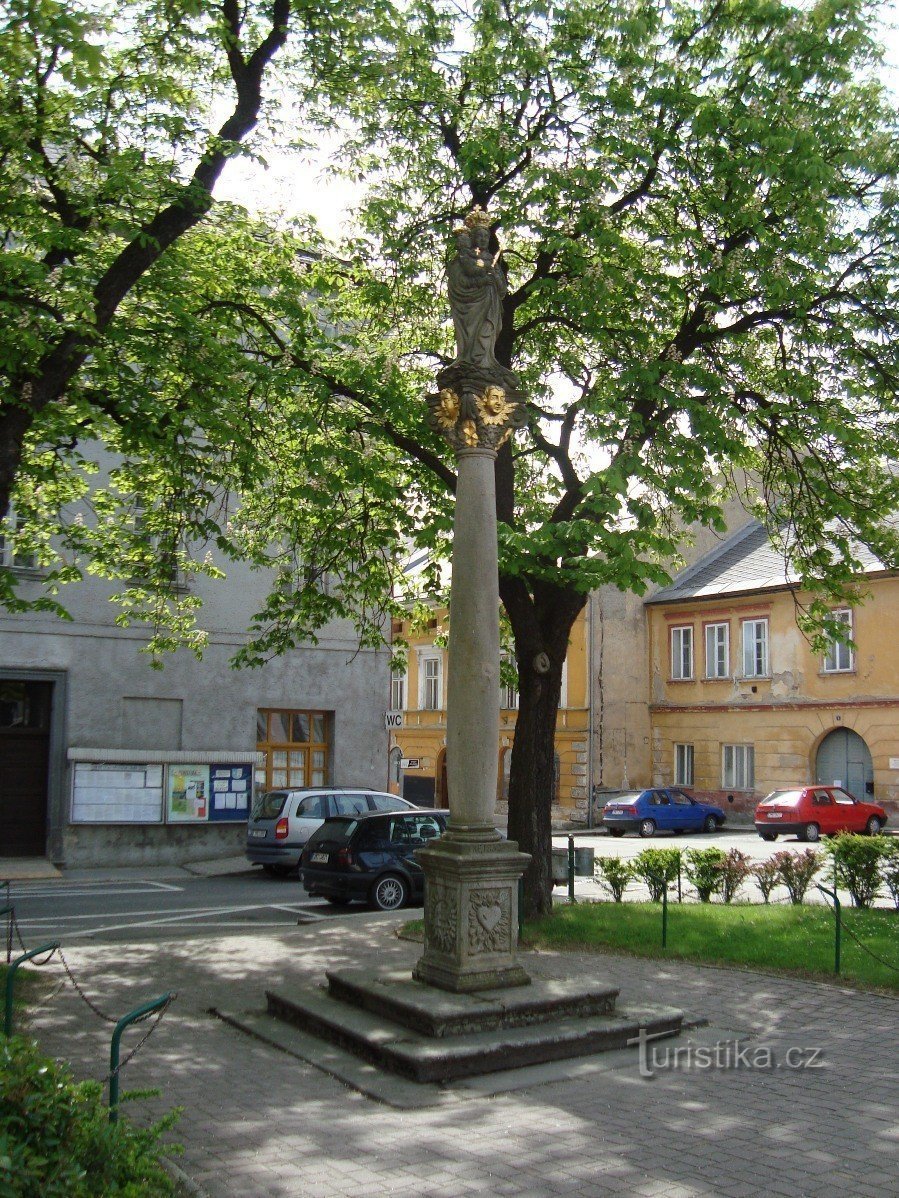 Boucliers-peste colonne mariale sur la place-Photo: Ulrych Mir.