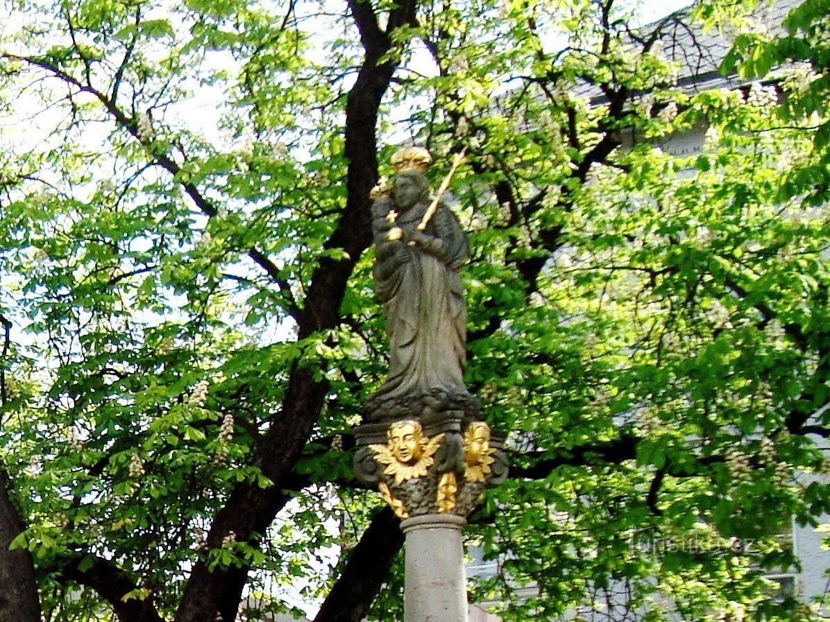 Escudos-Columna mariana de la peste en la plaza-Foto: Ulrych Mir.