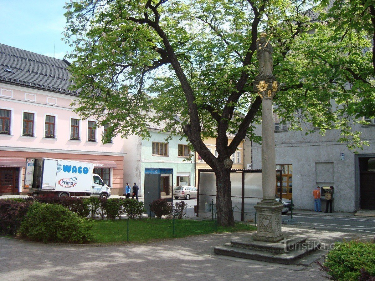 Štitovi-kuga Marijanski stup na trgu-Foto: Ulrych Mir.