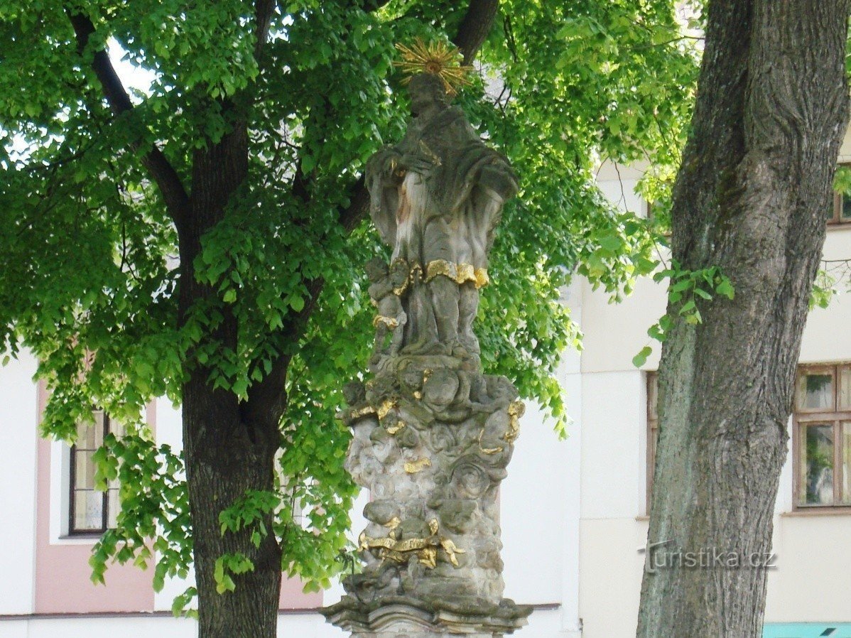 盾 - 聖の像ネポマックのジョン - 写真: Ulrych Mir.