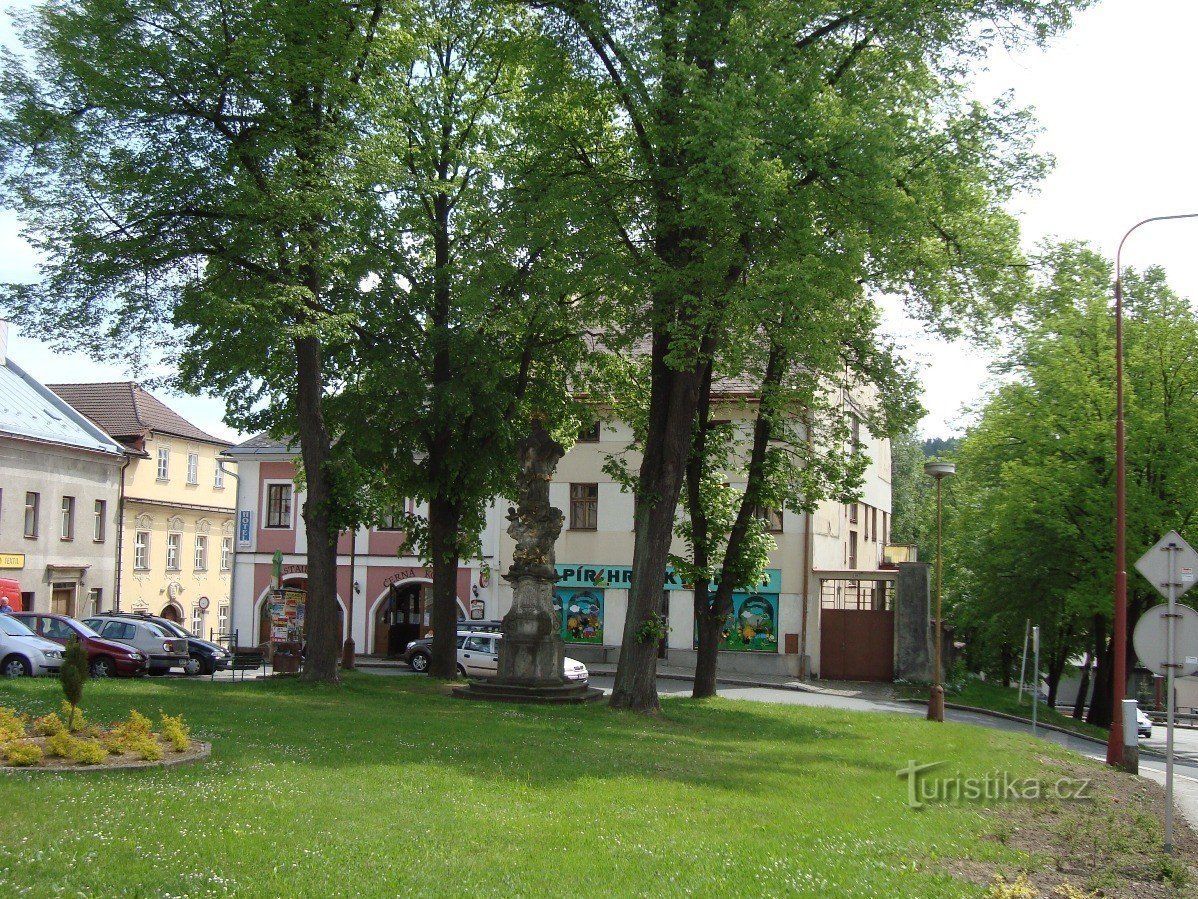 Tarcze-posąg św. Jana Nepomucena - Fot. Ulrych Mir.