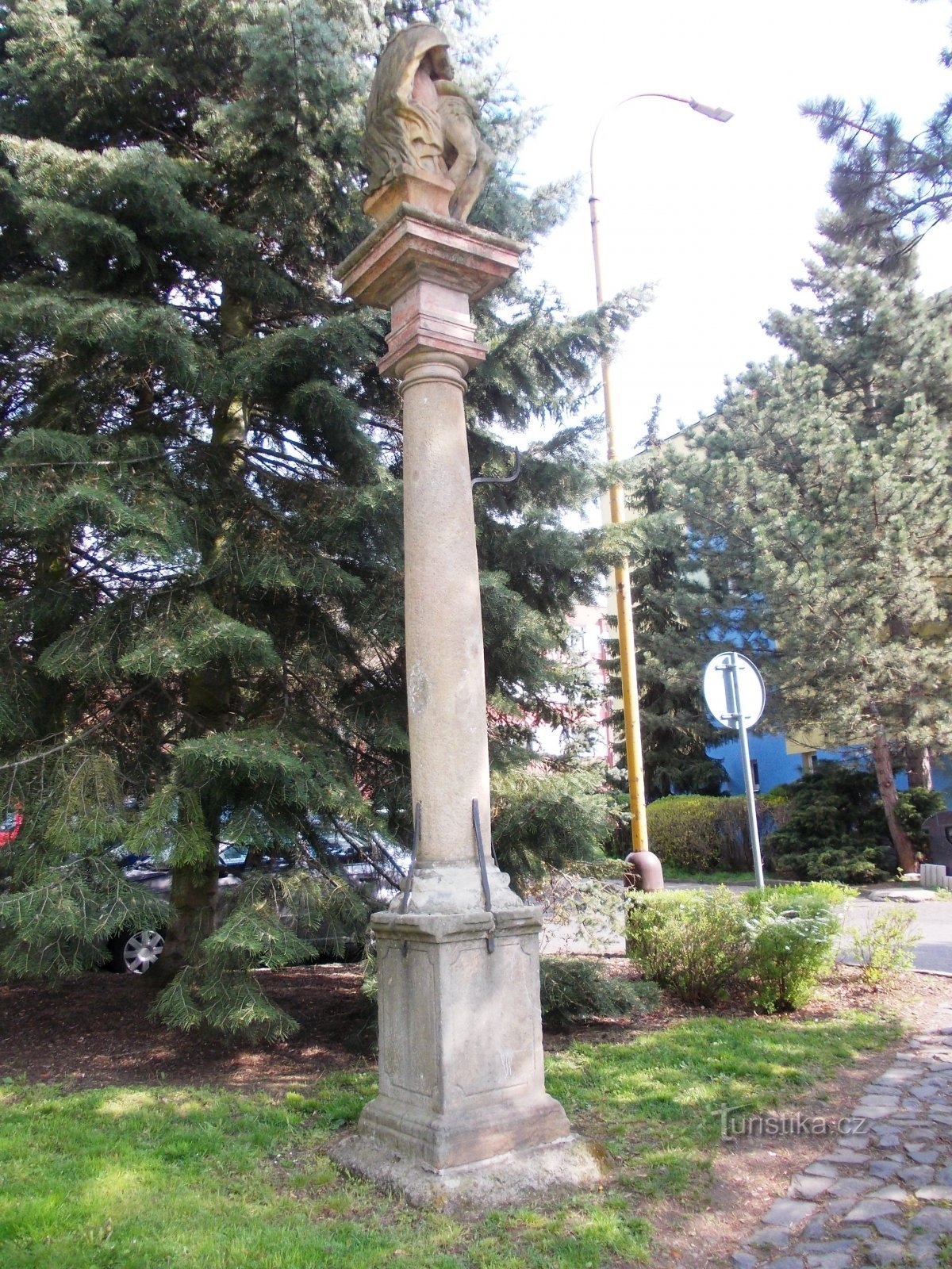 uma coluna com uma estátua Pieta