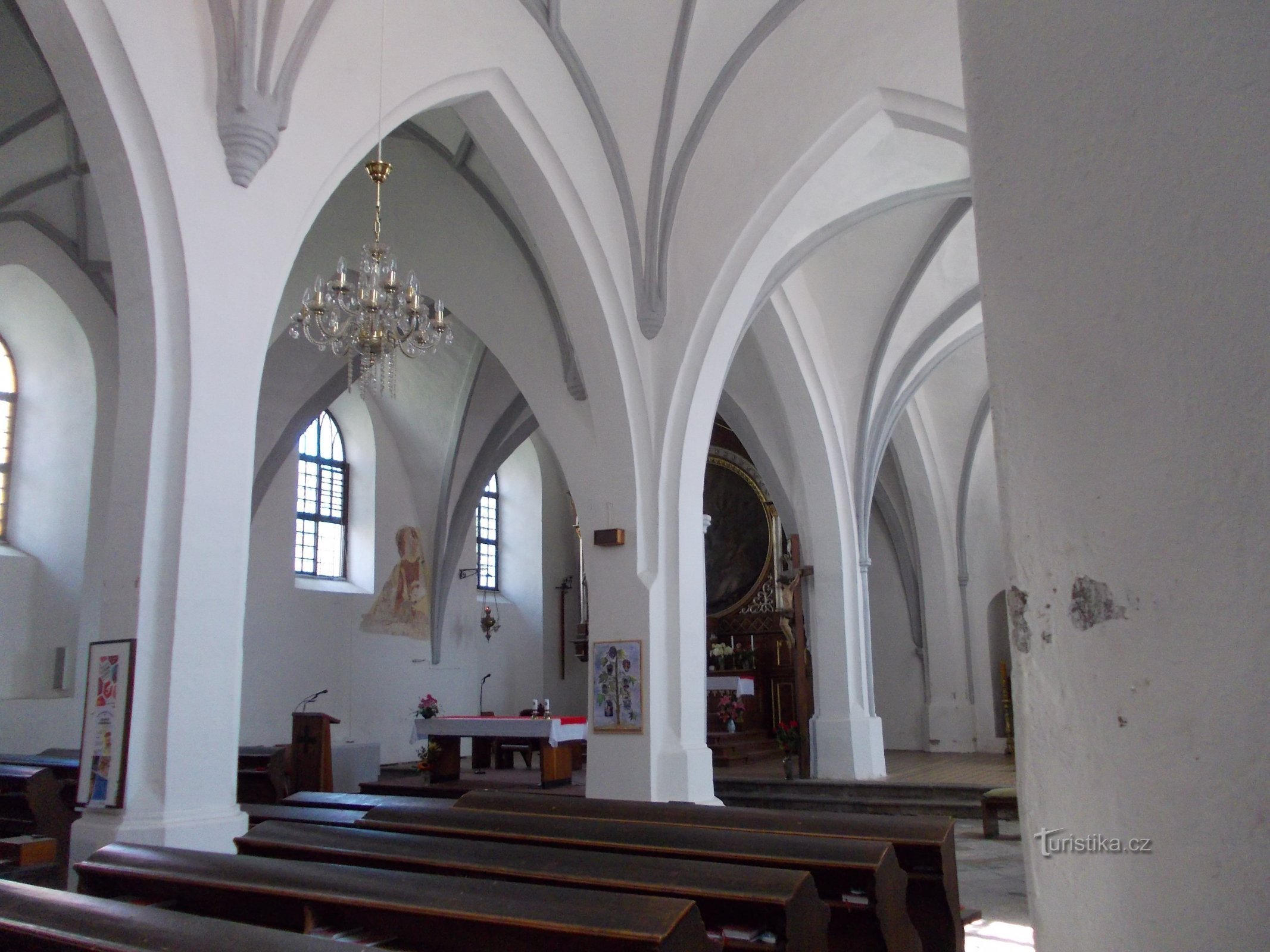 zuilen in het schip van de kerk