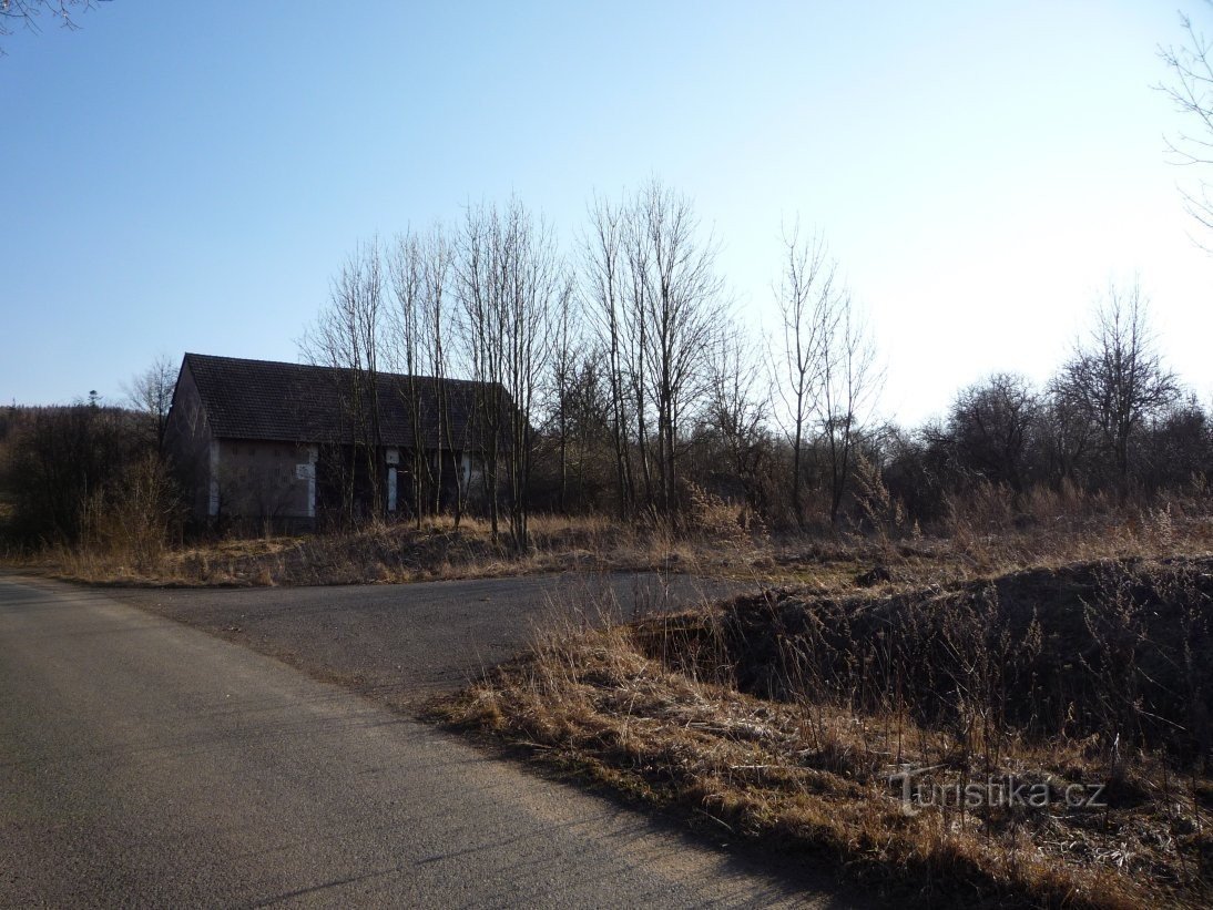 納屋 - 立っている唯一の建物