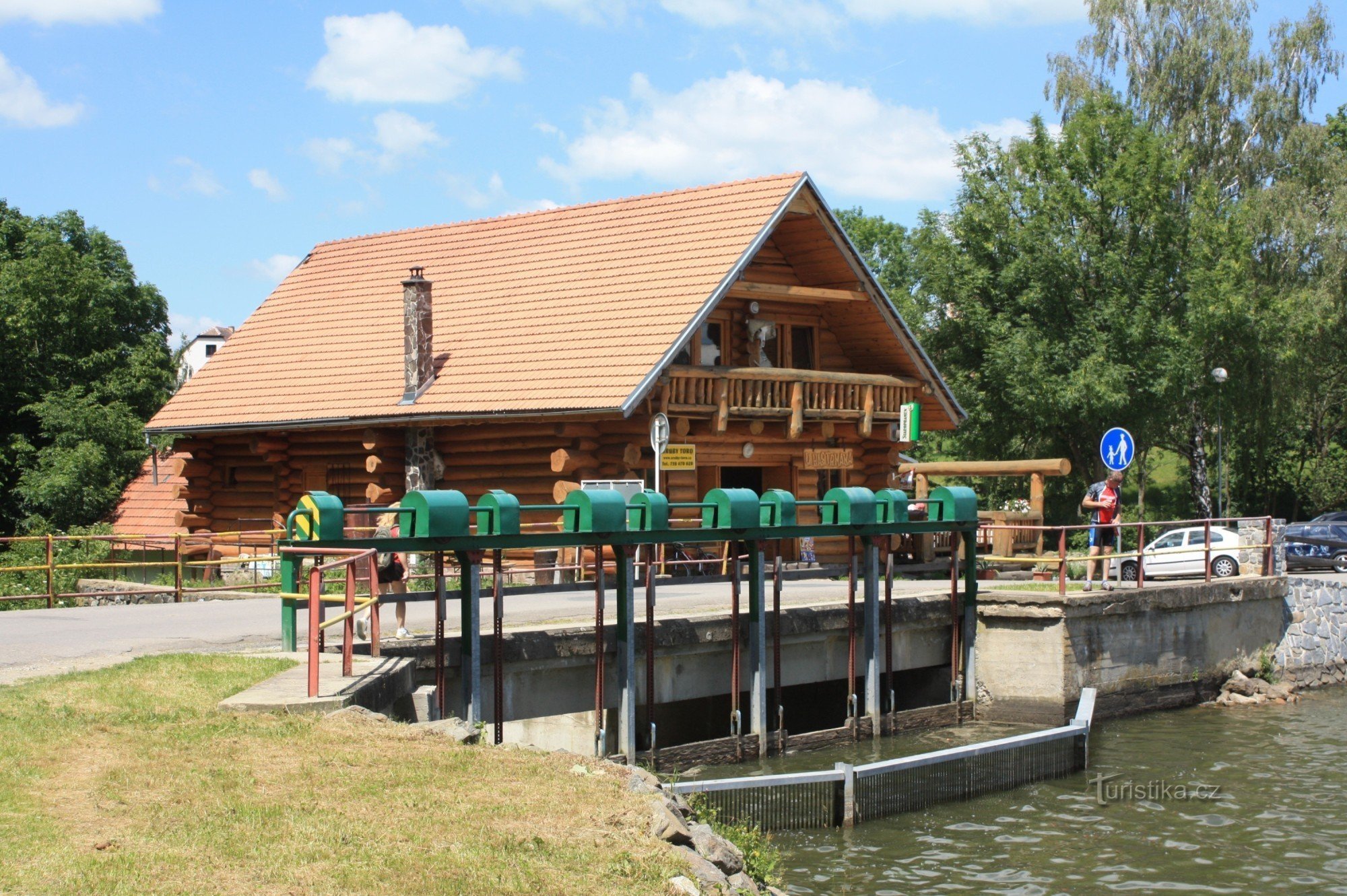 Olšovec池の水門のそばに立っています