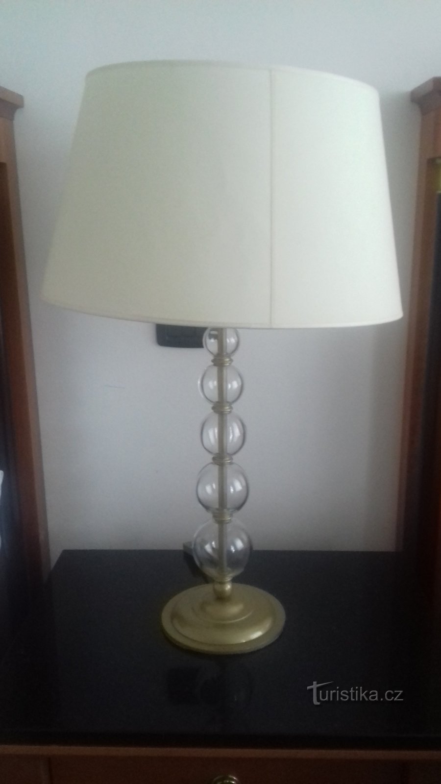 tafellamp in de kamer - interessant voetstuk