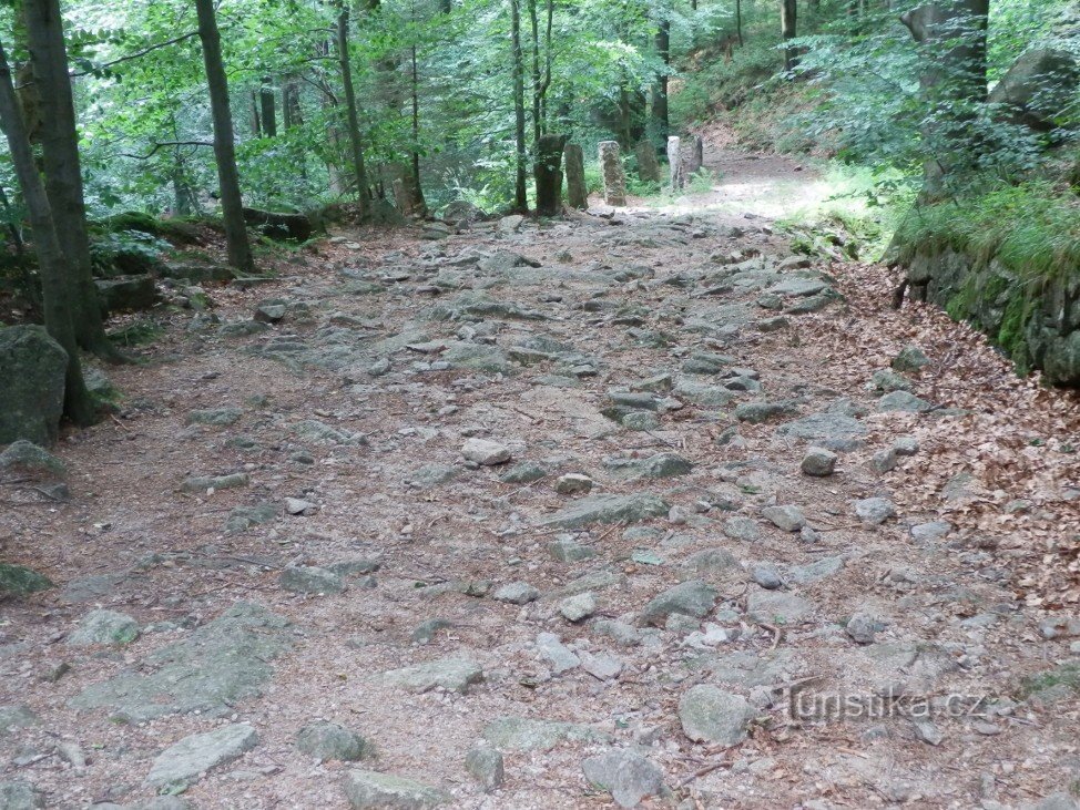 Černý Štolpich 上方的 Štolpišská 路