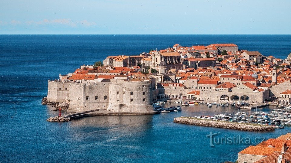 Letno povečanje za več sto tisoč turistov iz Češke v glavnih turističnih destinacijah v