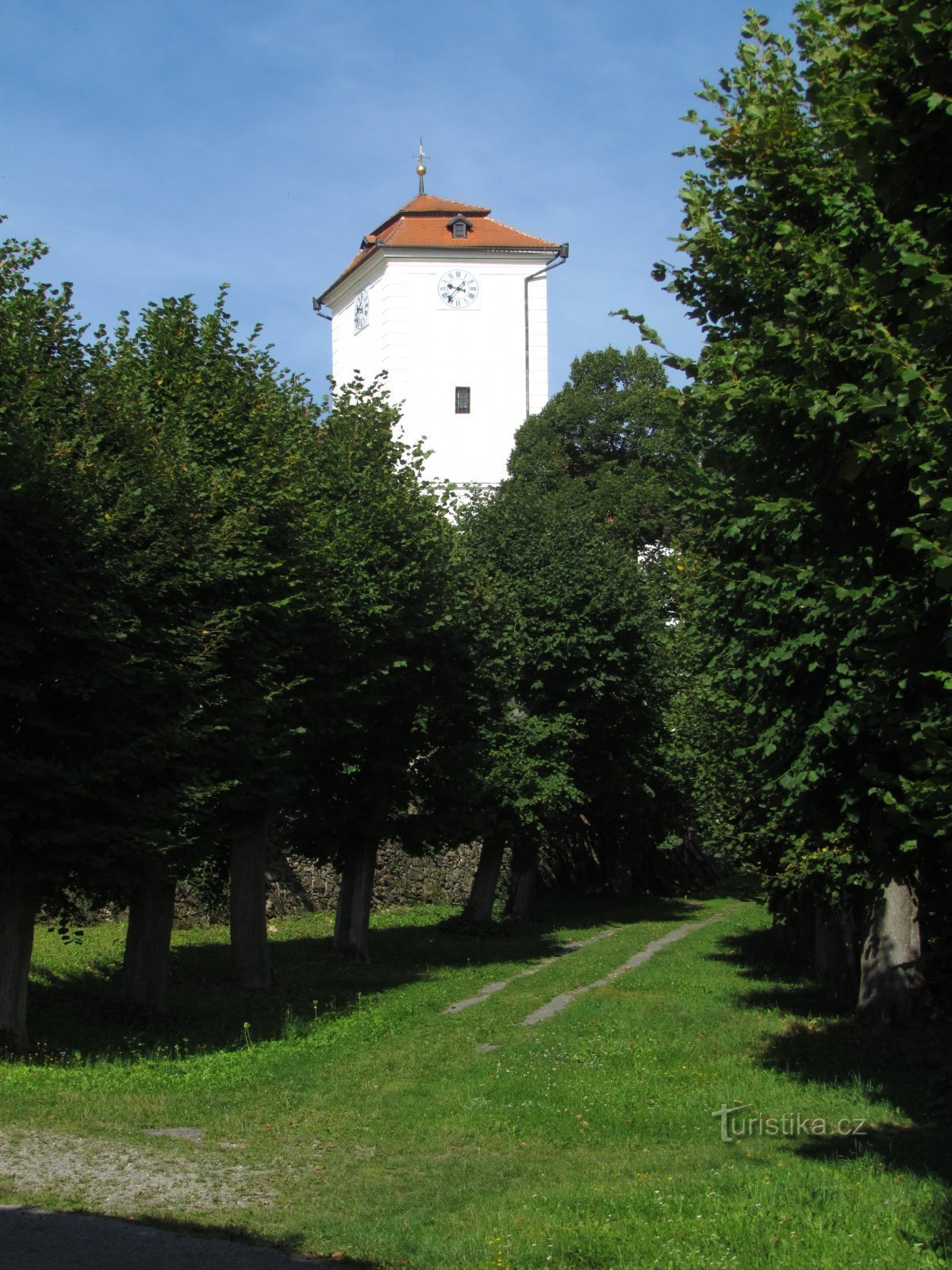 urcând în grădina Habrůvka