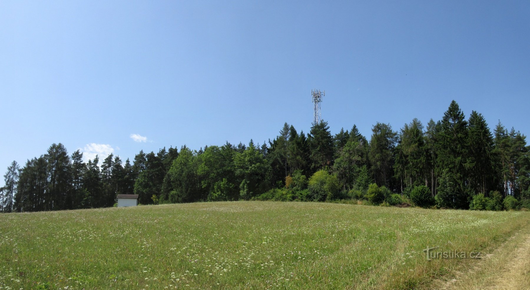 Der Mast ist von der Straße aus zu sehen