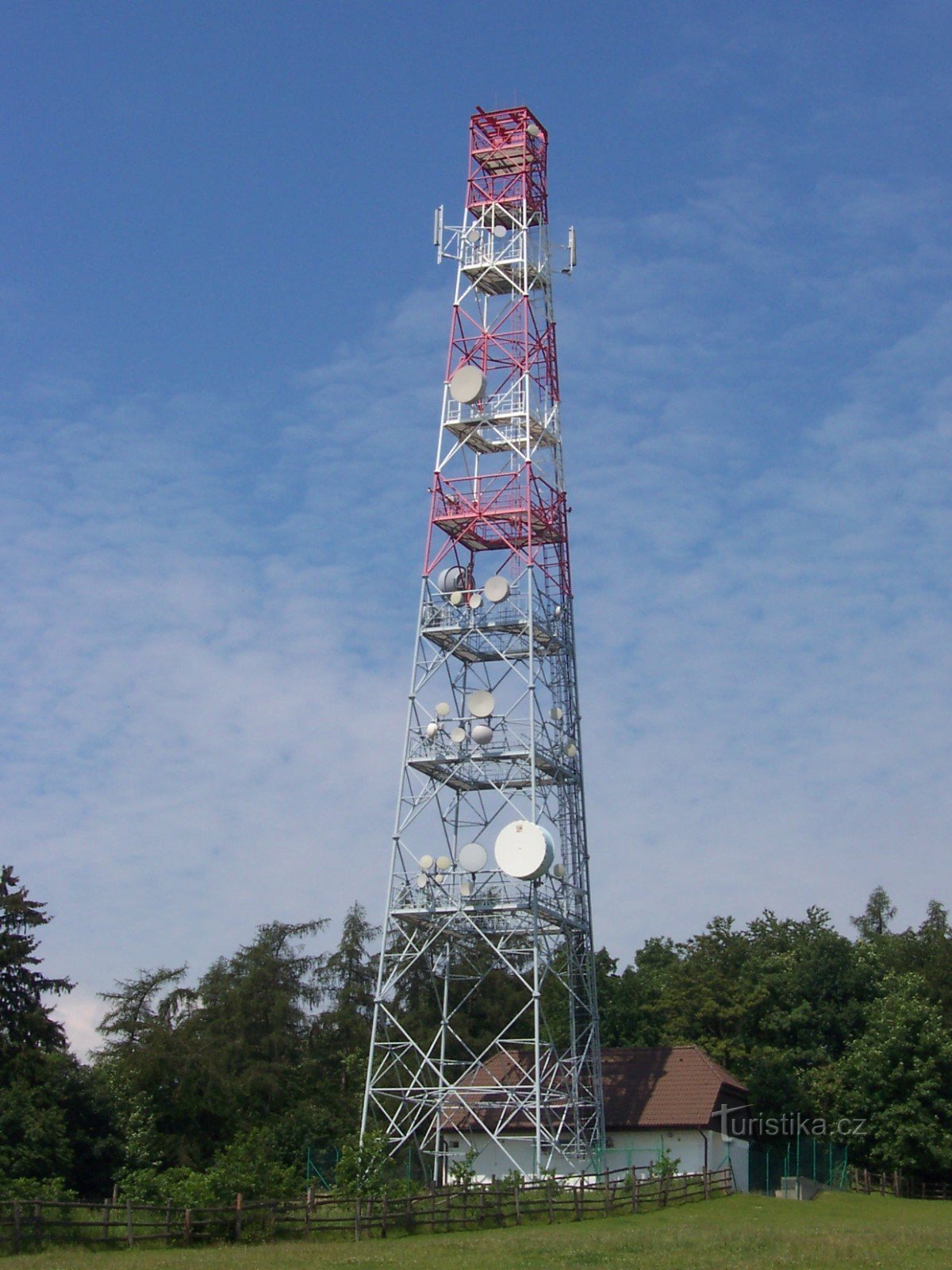 Mast eines Mobilfunkbetreibers, der über ein weites Gebiet verteilt werden kann (Litovel, Šternberk, Un