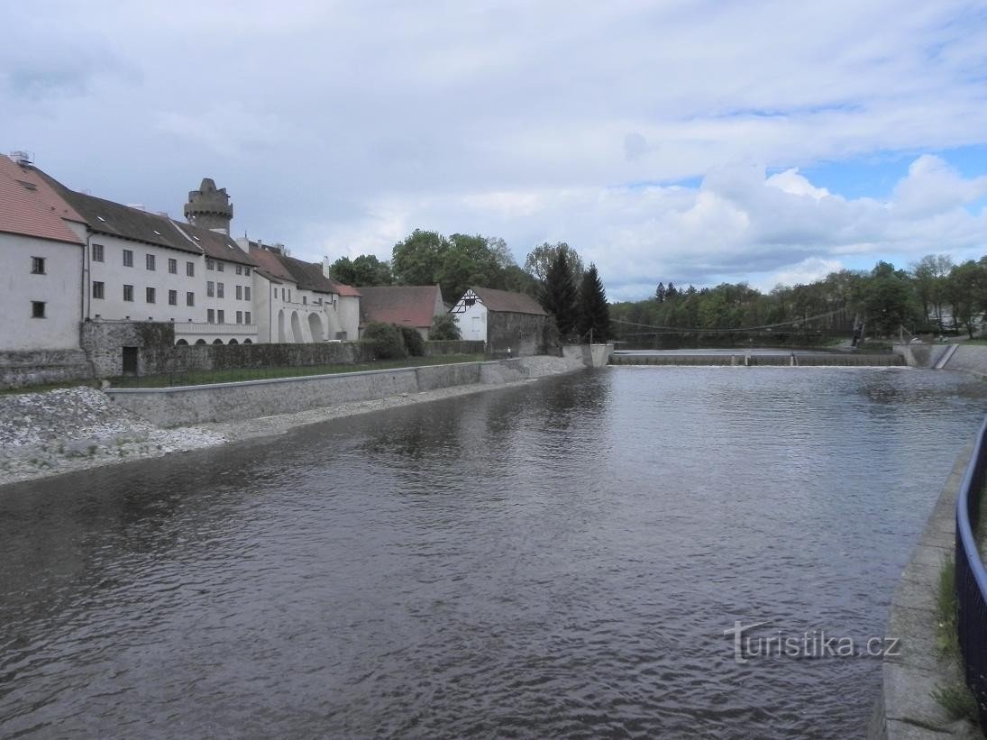 Strakonice, egy kastély az Otava folyó felett.