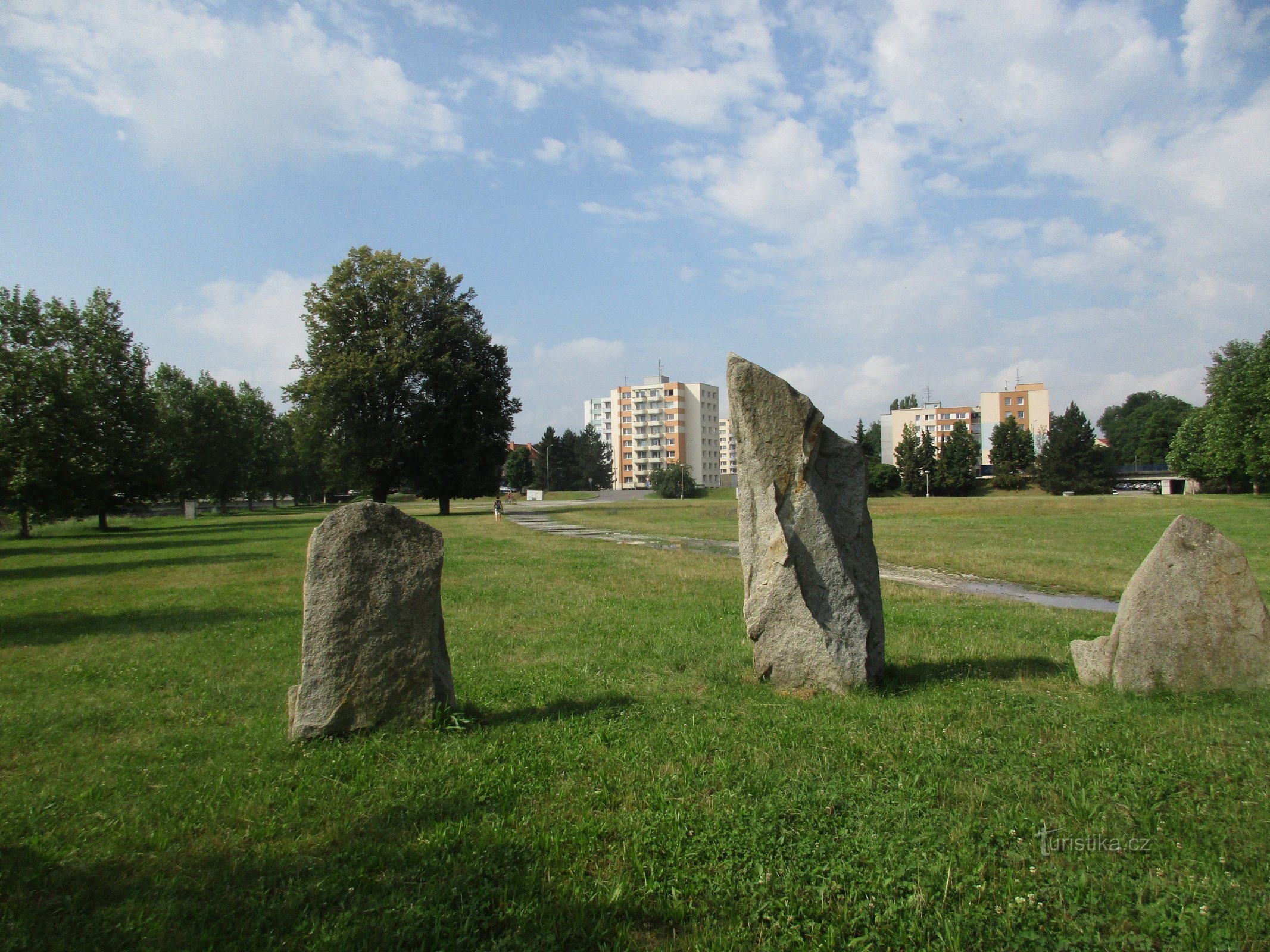 Magpie: Stonehenge replica