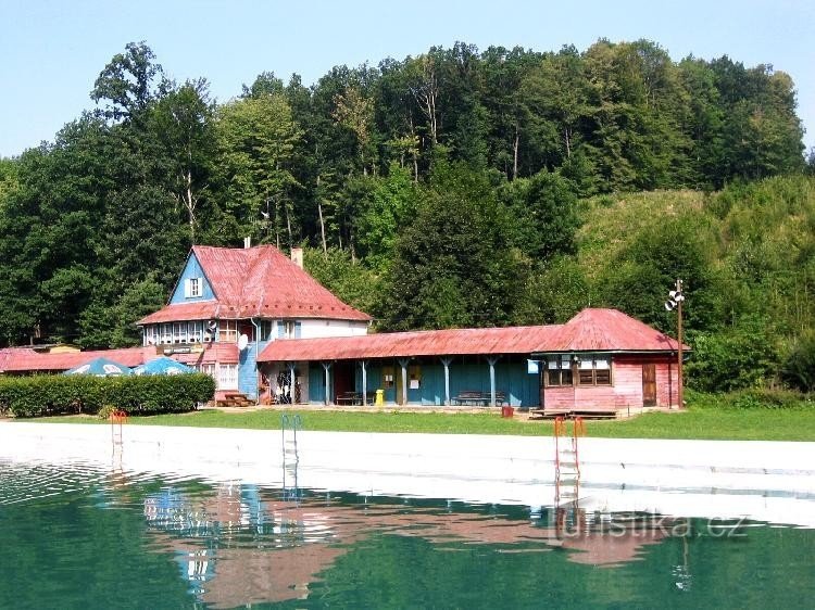 Štramberk - piscina: Piscina Libotín fundada em 1938. Bela planície