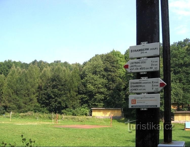 Štramberk - Schwimmbad - Wegweiser: Schwimmbad Libotín gegründet im Jahre 1938.