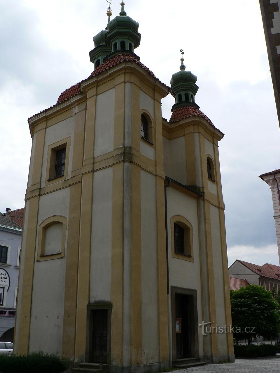 Side of the chapel with the entrance