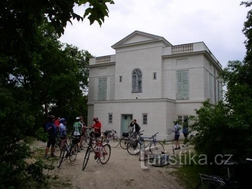 El lado del castillo de Rybniční de espaldas al estanque