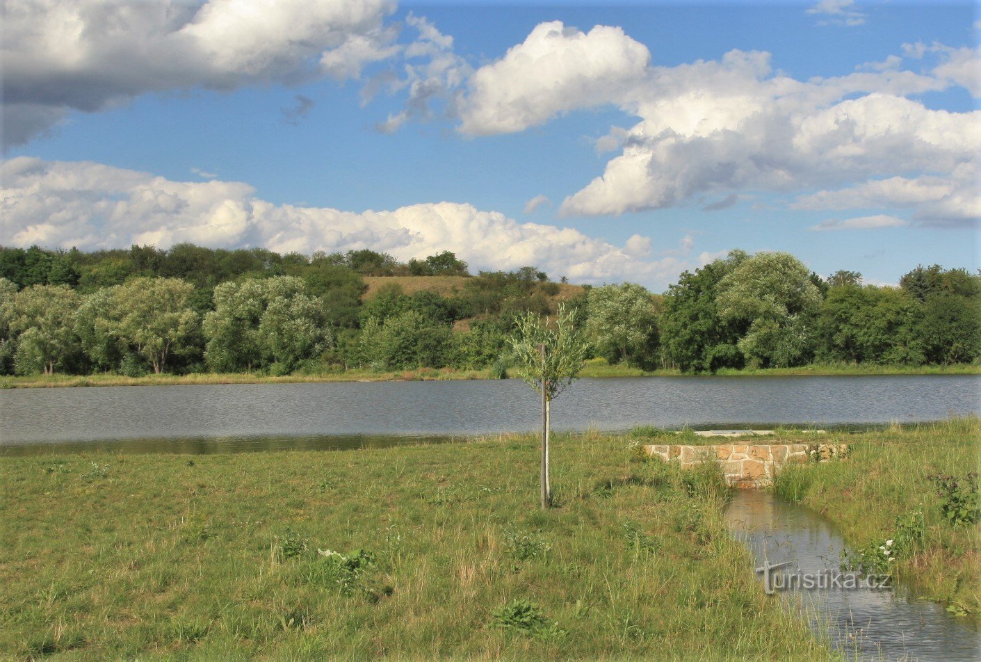 Aan de kant boven het Habřina wetland