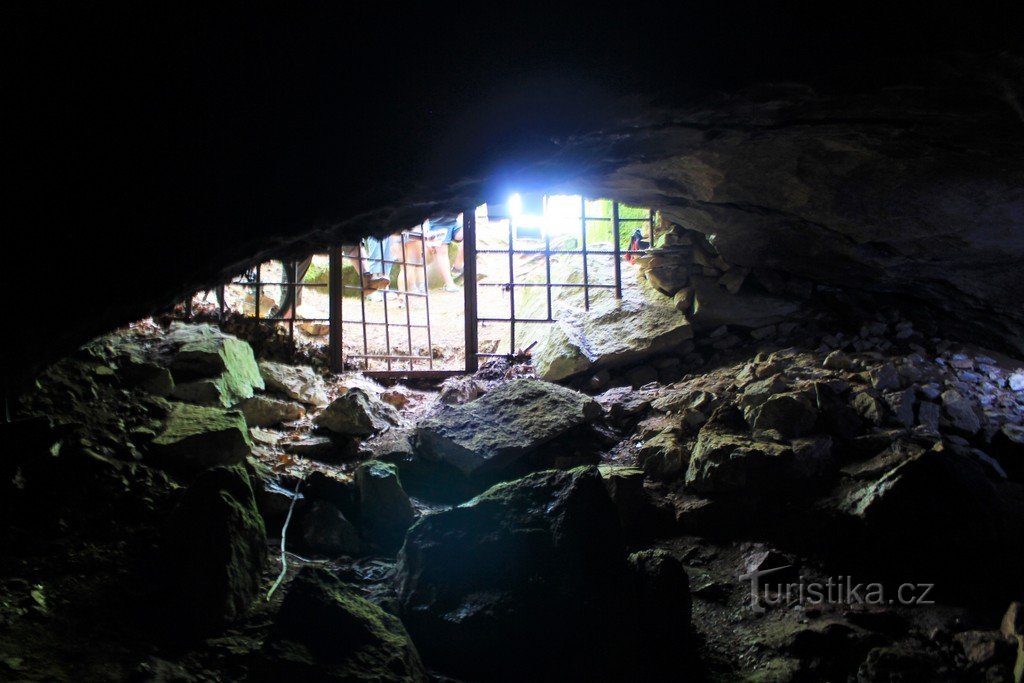 Strasínská barlang, kilátás a bejáratra