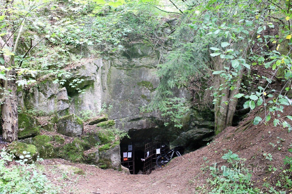 Grotte de Strašín, entrée