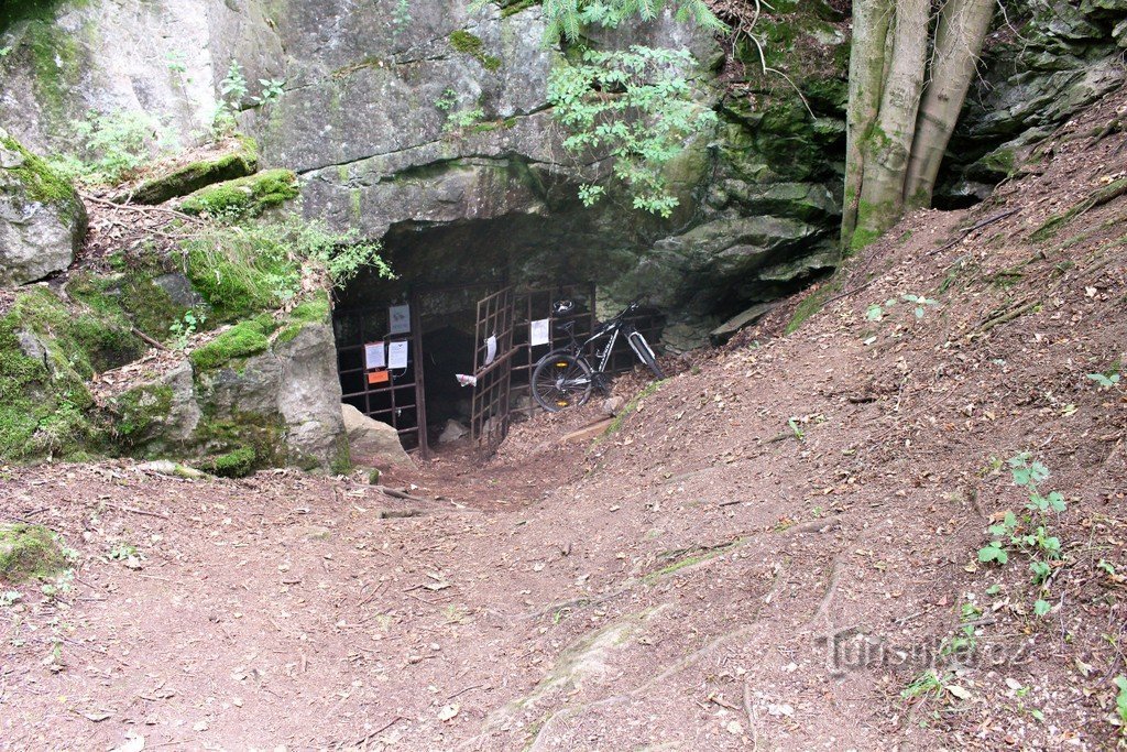 Grotta Strašínská, foro d'ingresso