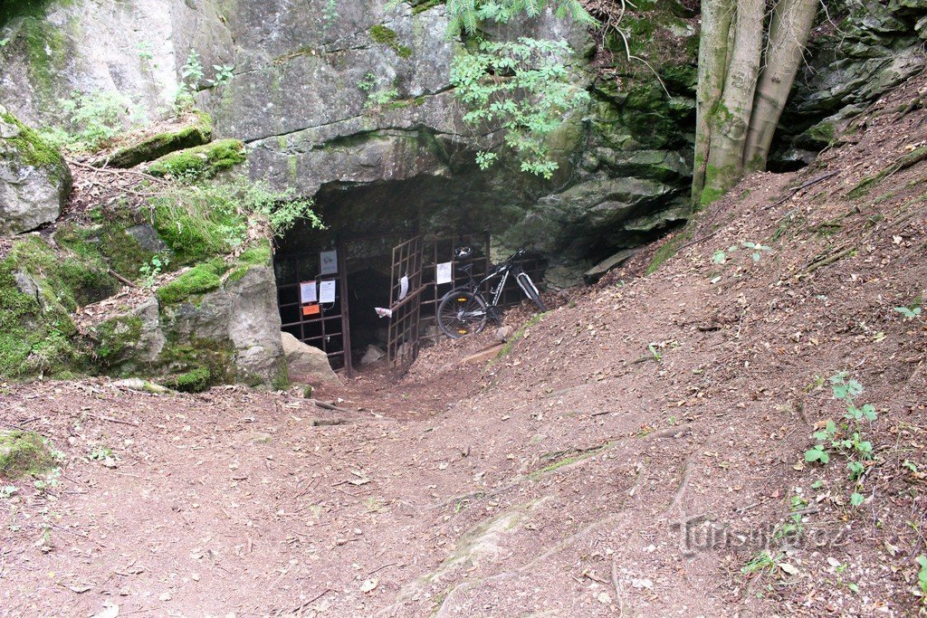 Grotte de Strašínská, trou d'entrée