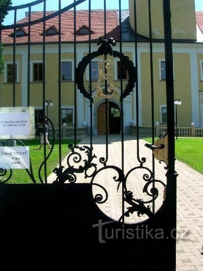 Stráž nad Nežárkou: verziertes Gitter des Eingangstors