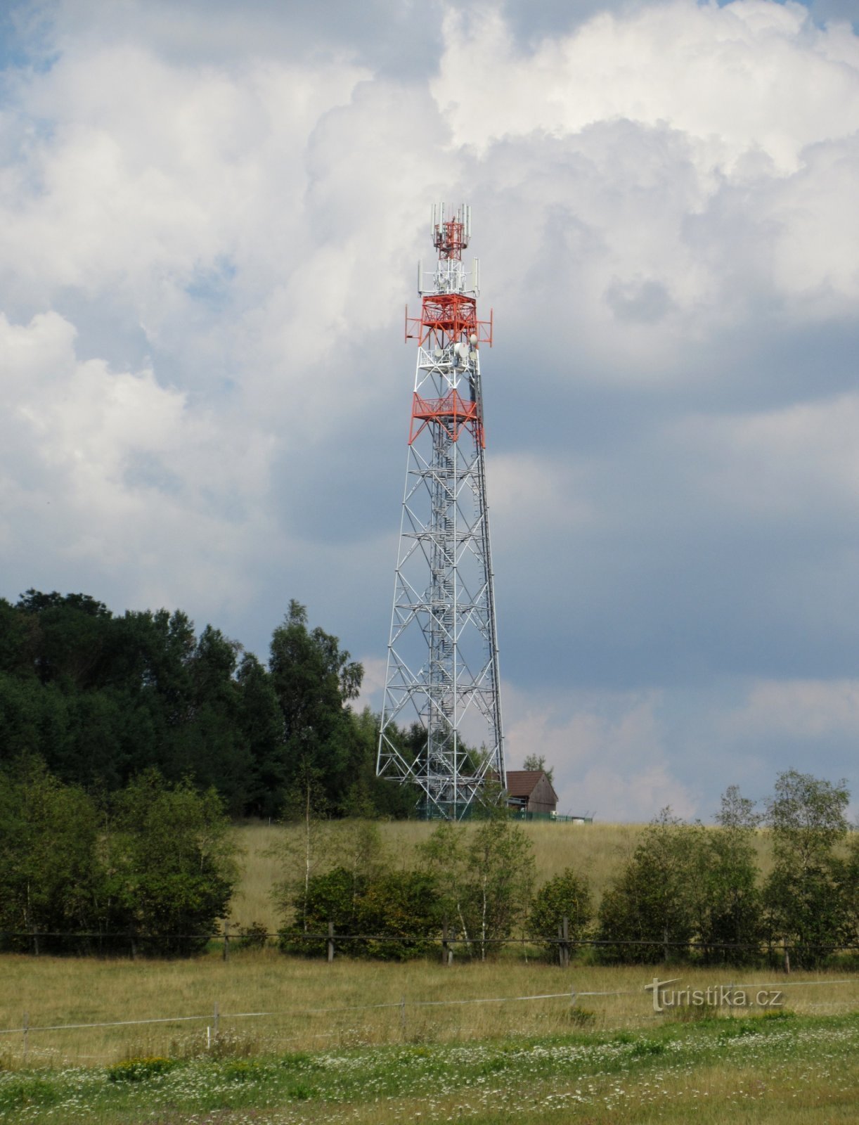 Bảo vệ - tháp quan sát Březinka gần Bernartic