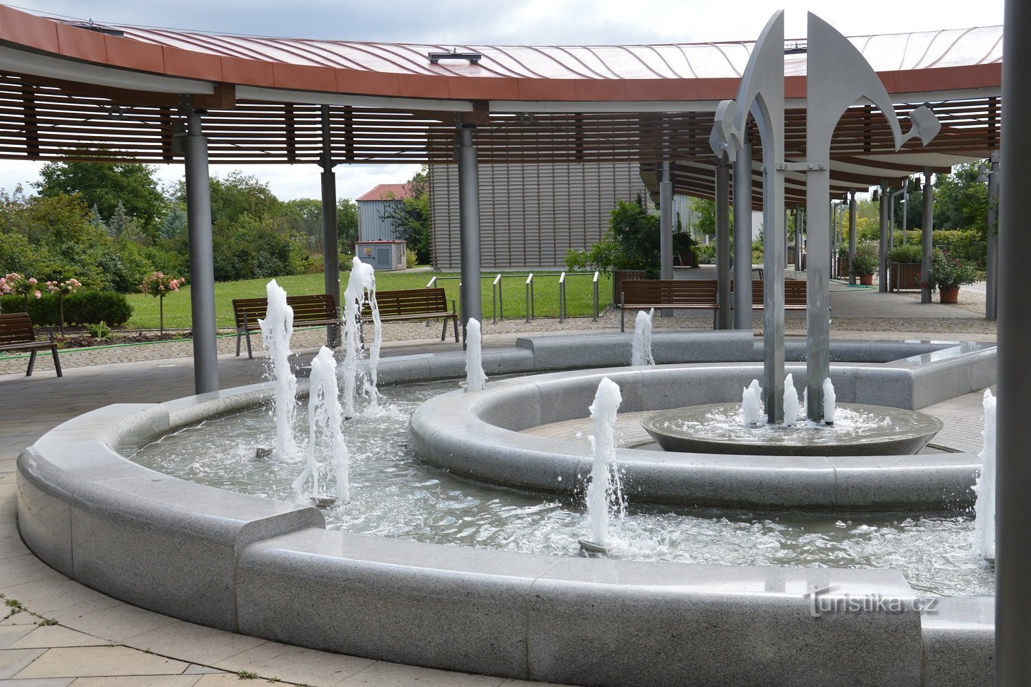 Gardiens avec une fontaine