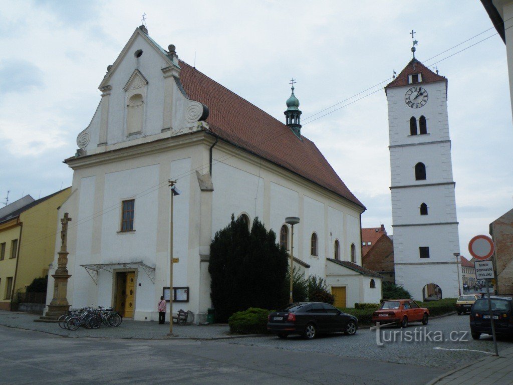 Strážnice, torre branca perto da igreja de St. Martin