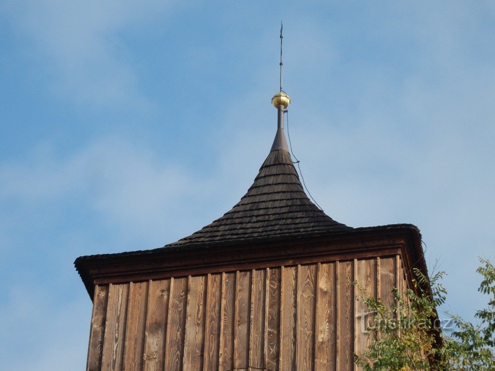 Dach dzwonnicy pokryty gontem