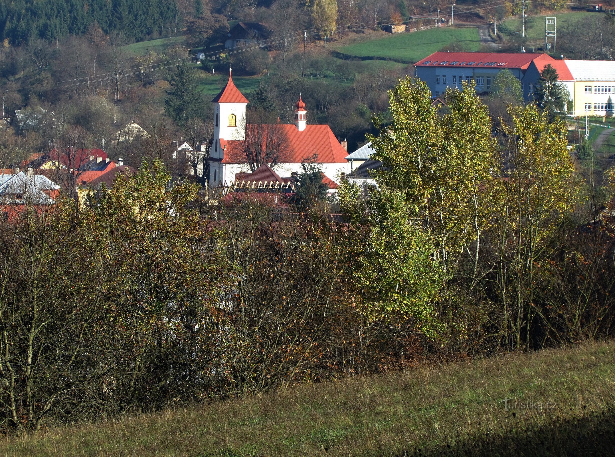 das Zentrum von Kašava mit der Kirche St. Katharina