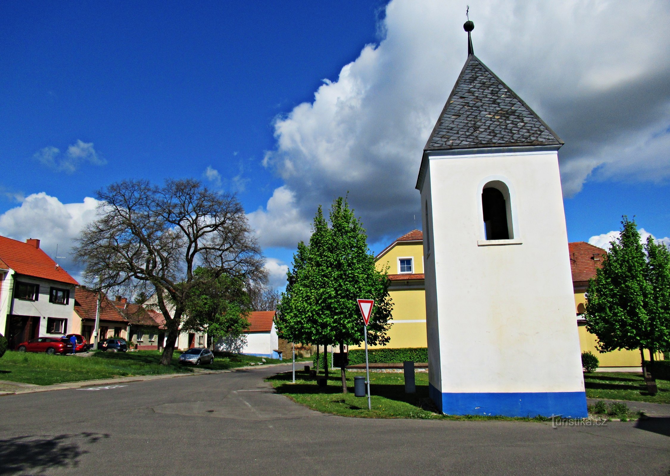 centrum af landsbyen med et klokketårn