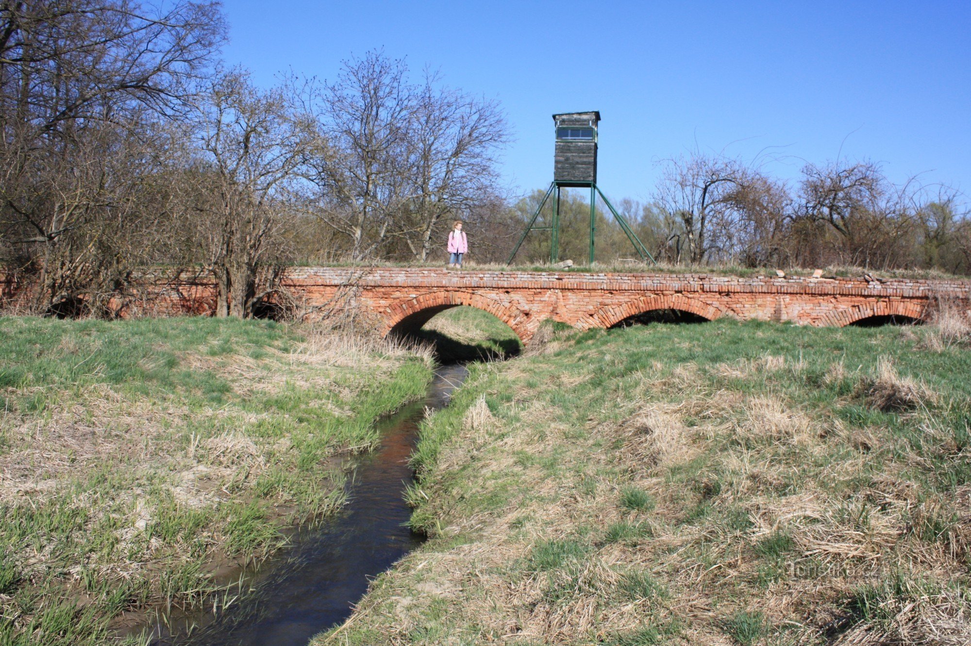 La partie centrale du pont de briques sur l'Insel