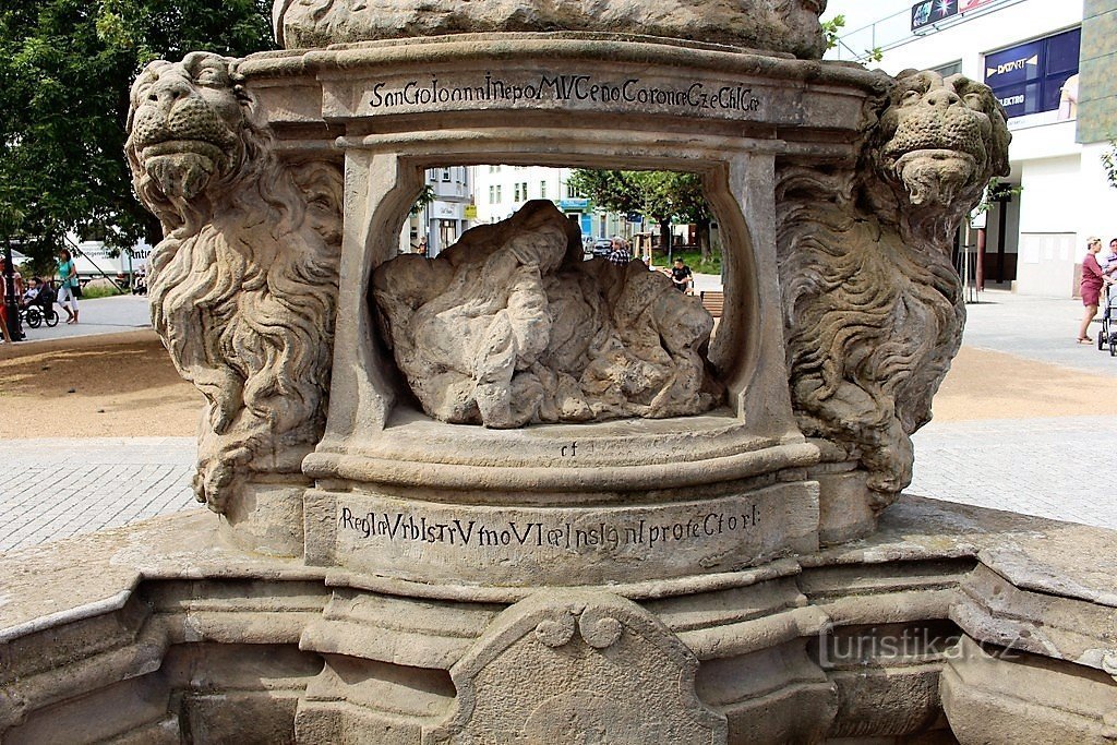 The central part of the sculpture