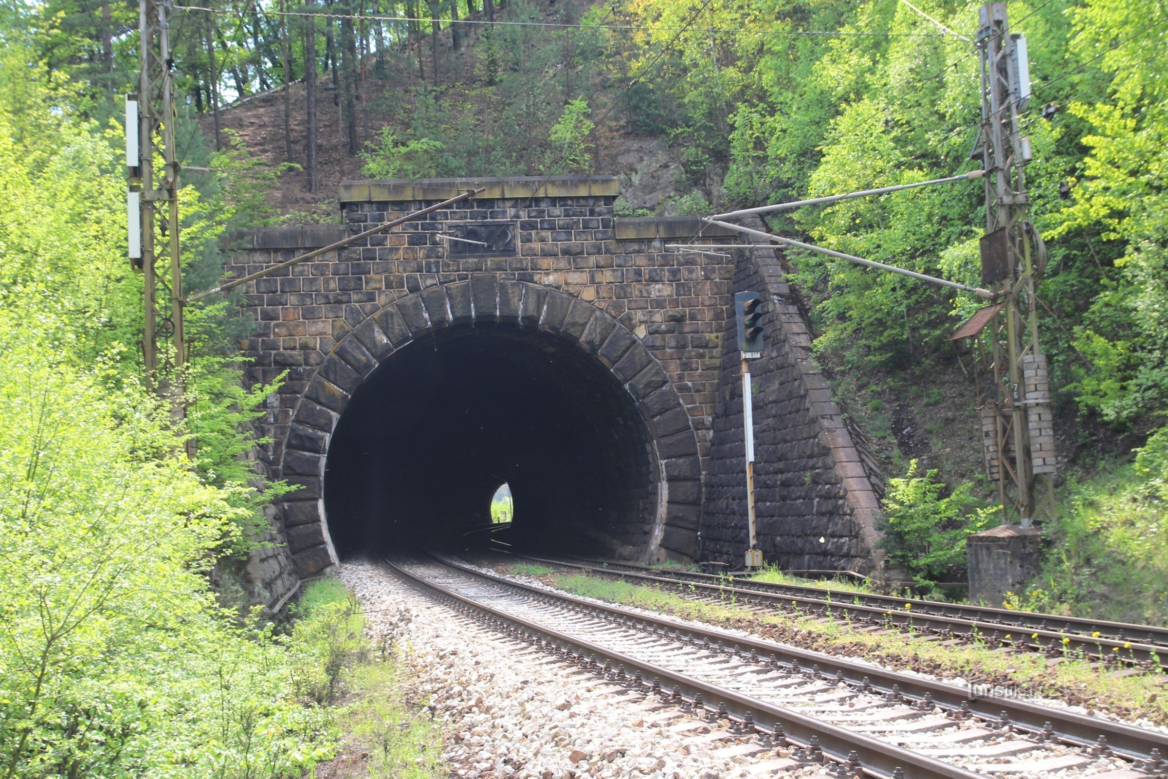 Tunel centralny prowadzony jest po łuku